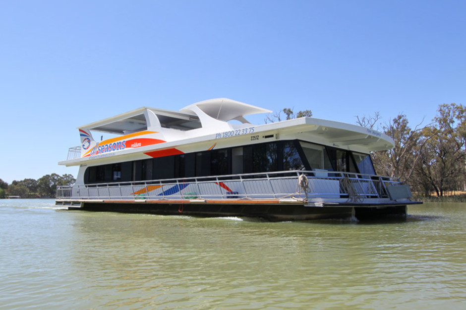 Image of a Houseboat on the water viewed from side on